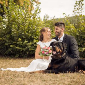 verliebtes brautpaar mit hund bei hochzeitsshooting in lichtenfels
