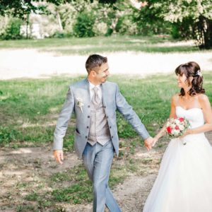 hochzeitspaar shooting laufen hand in hand mit brautstrauss im vintage stil in bamberg