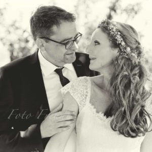 hochzeitsshooting in bamberg braut schaut braeutigam romantisch an von hochzeitsfotograf