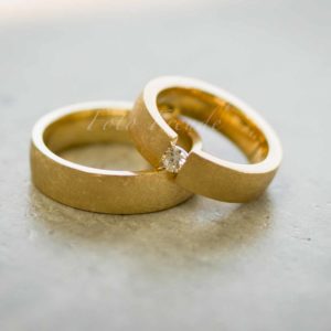 eheringe aus gold mit diamant von hochzeitsfotograf in erlangen