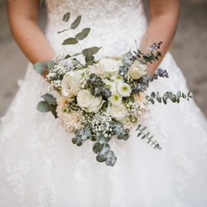vintage brautstrauss wird von braut in brautkleid in höchstadt a.d. aisch gehalten hochzeitsfotograf