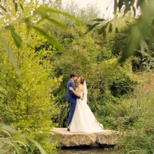 romantisches hochzeitsshooting in der natur fluss und bruecke von hochzeitsfotograf in bamberg