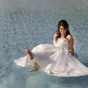 crash the dress shooting von hochzeitsfotografin braut mit brautkleid im wasser im bamberg