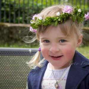 kind mit blumenkranz bei hochzeit in bayreuth