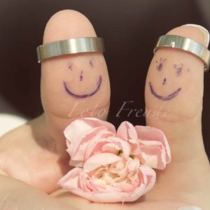 hochzeitsfoto mit eheringen am daumen mit rose in hallstadt von hochzeitsfotograf