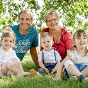 familienbild mit oma und opa und drei enkel in der natur in bamberg bei familienshooting