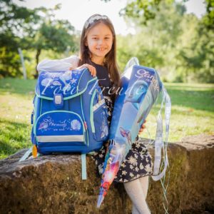 schulkind beim shooting zur einschulung mit schultuete und schulranzen in bamberg einschulungsfotos