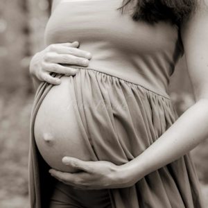 babybauch gehalten von mamas händen, schwangerschaftsshooting in forchheim
