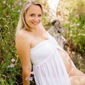 schwangerschaftsbilder mama im kleid, babybauch zu sehen, shooting in burgebrach im sommer