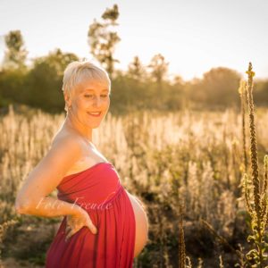schwangerschaftsshooting im herbst im sonnenuntergang, babybauch zu sehen, pinkes kleid in bamberg