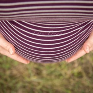 babybauch mit haenden im getreiften pulli in der natur in strullendorf