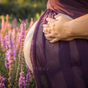 schwangerschaftsshooting babybauch mit blumen und kleid im sommer in burgebrach