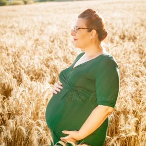 babybauchshooting schwangere im weizenfeld im sommer in hoechstadt aisch mit kleid