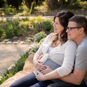 babybauchshooting schwangere mit partner halten bauch paarshooting in hirschaid