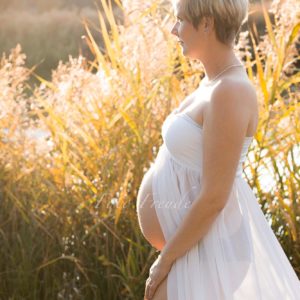 babybauchshooting schwangere im herbst am see in bamberg in kleid