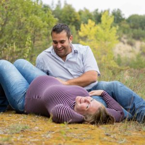 outdoor babybauch shooting, ehepaar, schwangere liegt am boden in höchstadt an der aisch