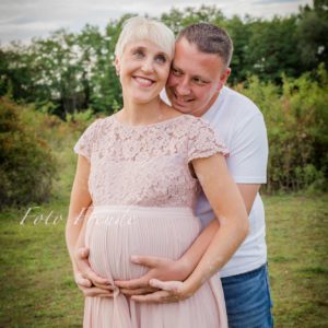 babybauch shooting in bamberg, spitzenkleid, glueckliches ehepaar