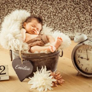 neugeborenen shooting in bamberg babyfoto in eimer mit geburtsdatum, wecker und blumen
