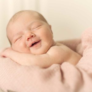 natuerliche babyfotografie neugeborenenshooting in hoechstadt aisch baby lacht