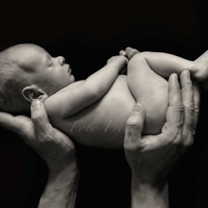 babyfotografin neugeborenes in haenden bilder schwarz-weiss in bamberg