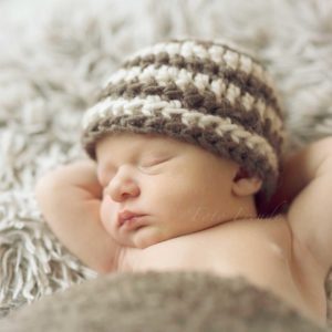 babyfotografin neugeborenen shooting baby mit muetzchen zuhause in bamberg