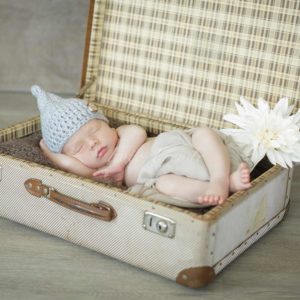 neugeborenenbilder baby in koffer mit strickmuetzchen shooting in burgebrach