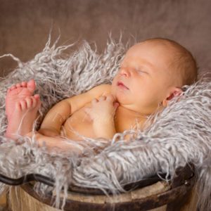 neugeborenen shooting baby in holzeimer auf fell fotografin shooting in hallstadt