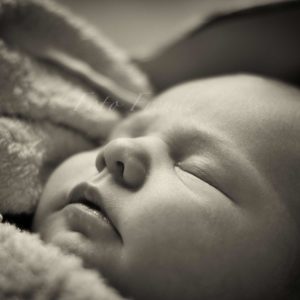 neugeborenen shooting zuhause gesicht vom baby fotografin mobil in bamberg