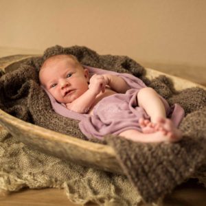 neugeborenen shooting zuhause bild von baby in holzschale fotografin in hirschaid