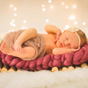 neugeborenen shooting zuhause baby mit haarband mobile fotografin shooting in forchheim emotional