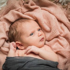 neugeborenenshooting zuhause babybilder gesicht vom baby fotografin shooting in forchheim