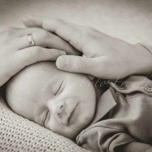 neugeborenen shooting zuhause gesicht vom baby mit haenden der eltern von fotografin shooting in hoechstadt aisch