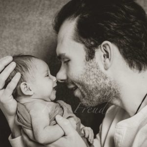 neugeborenenshooting zuhause gesicht vom baby an gesicht von papa gefuehlvolle fotografin shooting in adelsdorf natuerliches licht