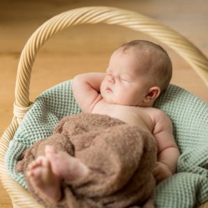neugeborenenbilder in korb bei babyshooting zuhause nach der geburt in schluesselfeld von neugeborenenfotografin