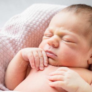 neugeborenenshooting nach der geburt zuhause baby in koerbchen in schluesselfeld