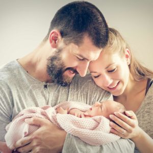 familie mit baby eltern bei neugeborenenshooting in bamberg von fotografin
