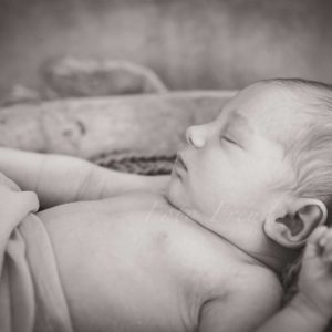 babybilder schwarz weiss neugborenenshooting zuhause von babyfotografin in hoechstadt aisch