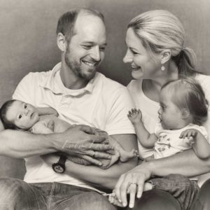 familie mit baby und geschwisterbild mit eltern bei neugeborenenshooting in hoechstadt aisch von fotografin