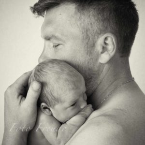 babybilder schwarz weiss neugborenenshooting zuhause von babyfotografin in forchheim