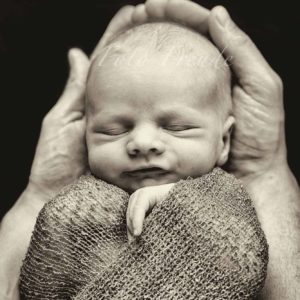 babybilder schwarz weiss neugborenenshooting zuhause von mobiler fotografin in hoechstadt aisch