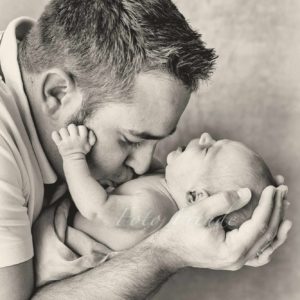 babyfoto schwarz weiss bei neugborenenshooting zuhause von mobiler babyfotografin in bamberg