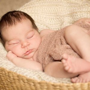 neugeborenes schläft bei babyshooting in erlangen zuhause durch mobile fotografin
