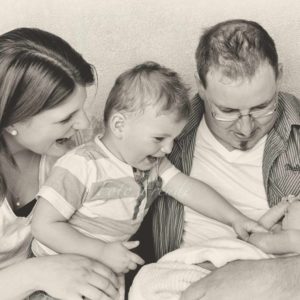 familie mit baby und geschwisterbild mit eltern bei neugeborenenshooting in hoechstadt aisch von fotografin