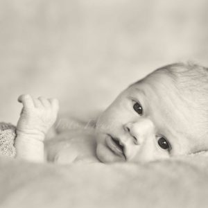 babybilder schwarz weiss neugborenenshooting zuhause von mobiler fotografin in erlangen