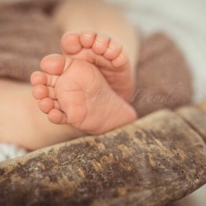 fuesse bei neugeborenenshooting von babyfotografin in forchheim babyshooting zuhause fotografin mobil
