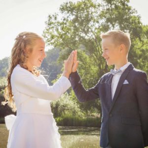 erstkommunion bilder geschwistershooting in der natur weisses kleid in hoechstadt aisch