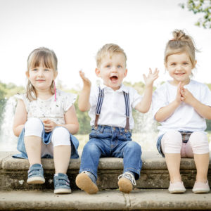 kinder fotos shooting von fotografin 3 kinder sitzen in natur