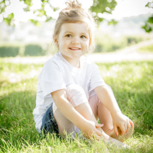 kinderporträt in natur unter baum von fotografin in bamberg