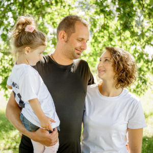 familienporträt in natur unter baum von fotografin in bamberg