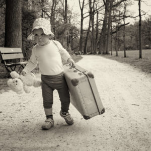 kindershooting kind mit koffer und teddy draussen in bamberg von familienfotografin